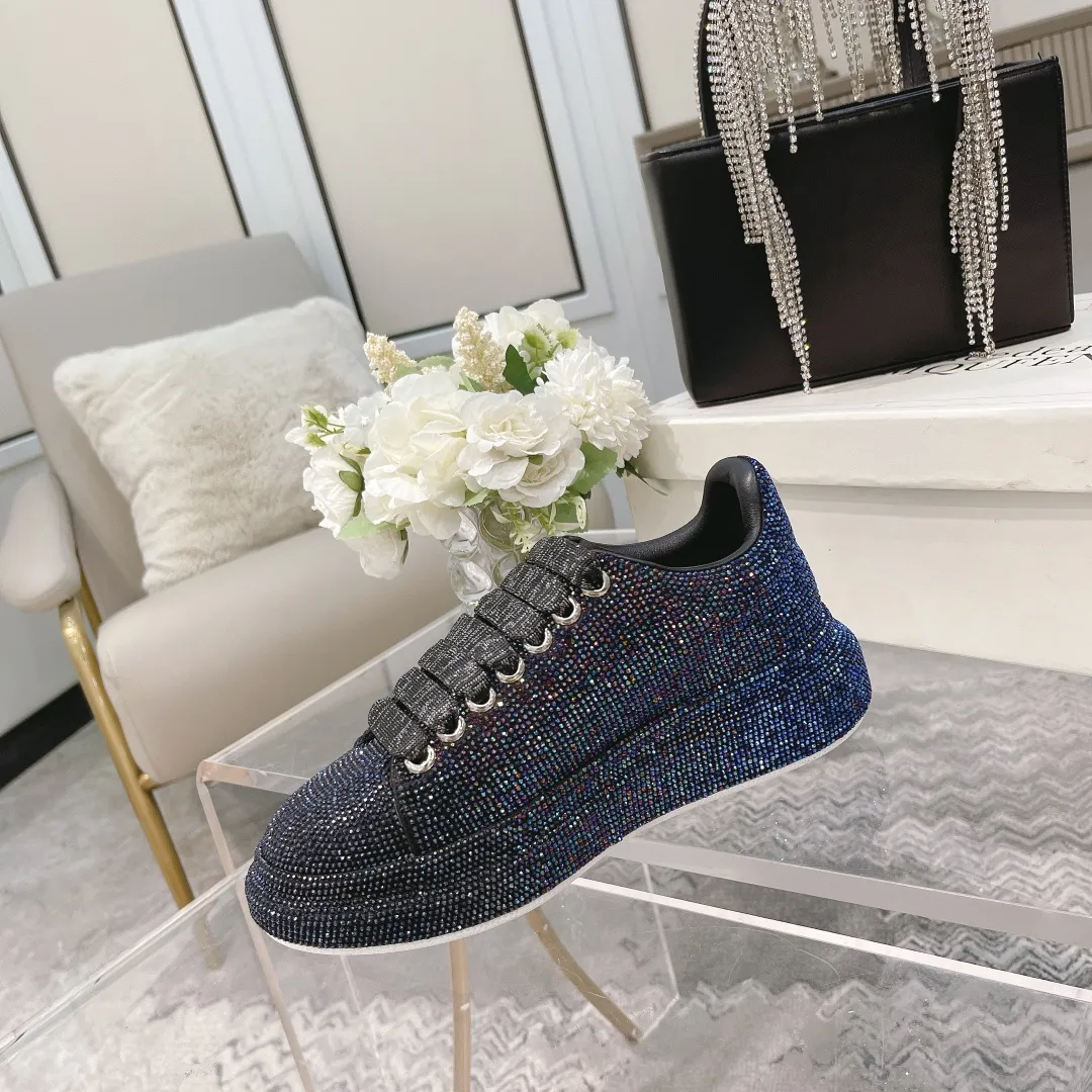 👟👟Ex-factory price 560👟👟 Men's size +10 2025SS McQueen crystal inlaid large and small diamond casual shoes counter original 1:1 production Fabric: imported silk velvet + imported Czech diamonds Lining: sheepskin lining Code number: 35-41 Male 39/44